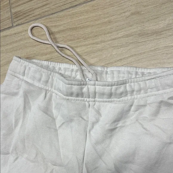 Aritzia Women's Light cream Cargo Joggers - Picture 3 of 7